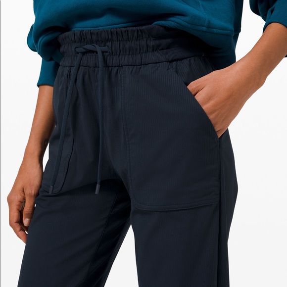 Beyond the studio 25” crop true navy size 2 lululemon nwt - Picture 12 of 16